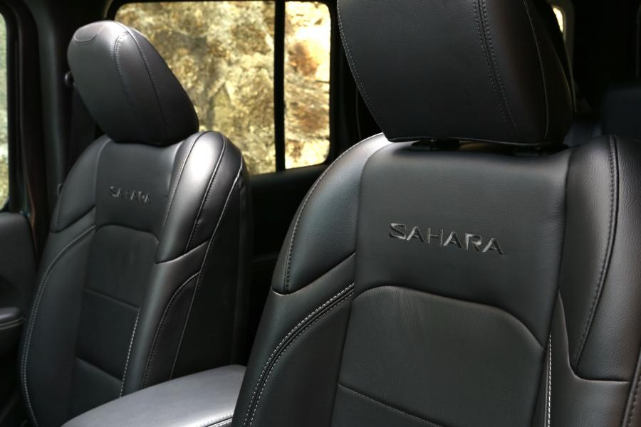 Детали интерьера Jeep Wrangler Unlimited Sahara (JL) 2018 года  (UAE) (фото 5 из 6)